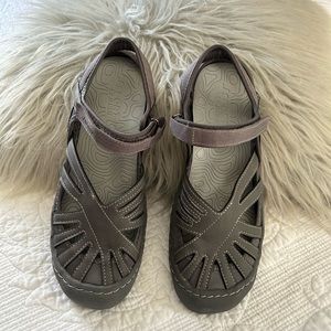 J Sport closed toe sandals gray size 8.5 gently used